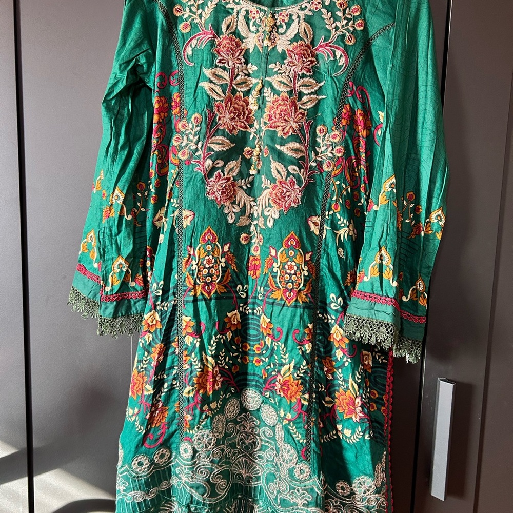 Embroidered Green Dress with Floral Patterns